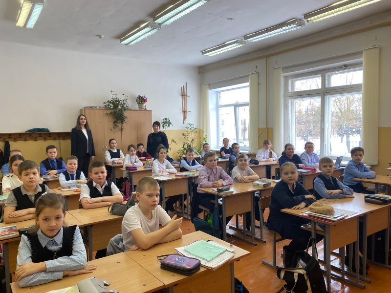Сотрудники Госавтоинспекции встретились с учениками новосокольнической школы
