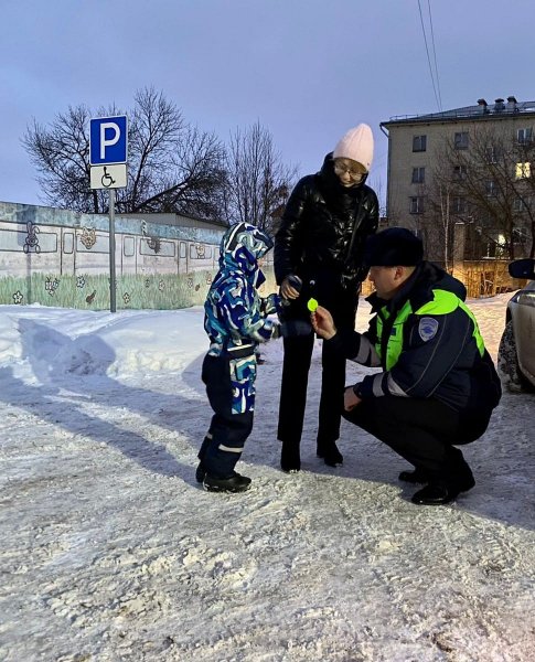 В Новосокольниках дорожные полицейские раздали фликеры юным пешеходам
