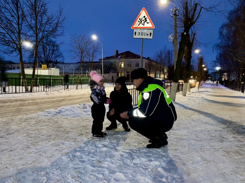 В Новосокольниках дорожные полицейские раздали фликеры юным пешеходам